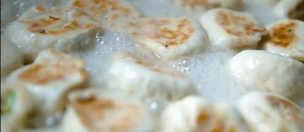 在日照一定要尝一尝许孟烧烤颜色金黄 微带烟熏味咬一口 唇齿留香一定