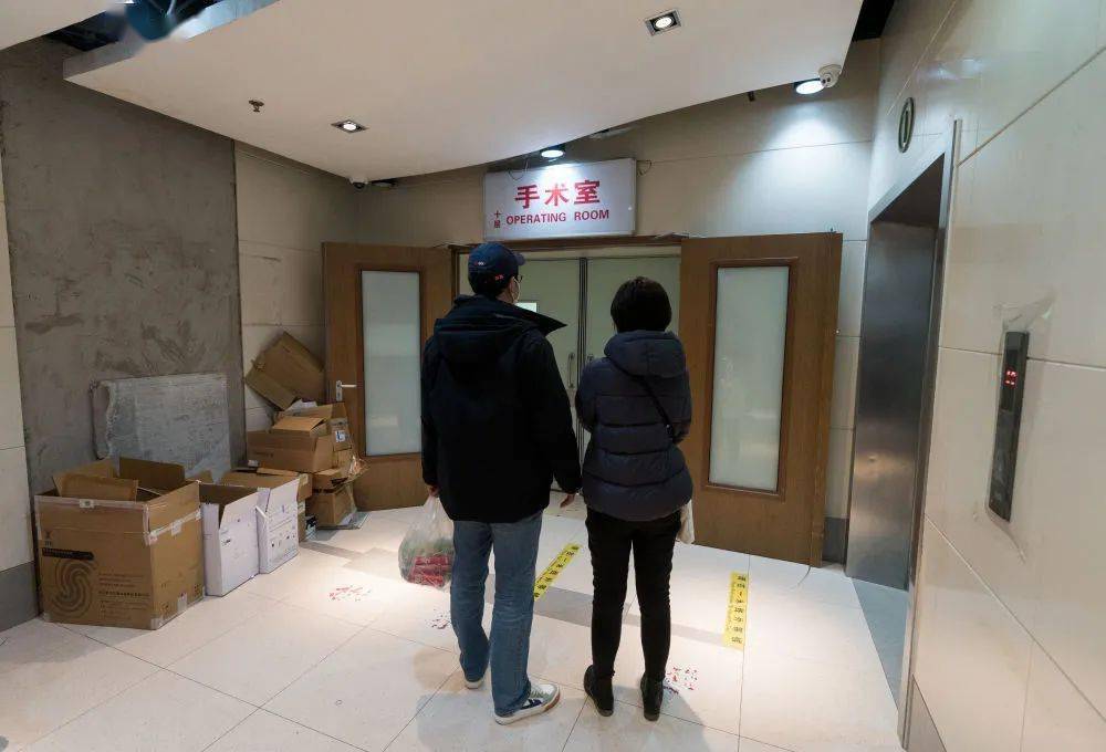 11月15日,在北京大学肿瘤医院肝胆胰外一科手术室外,吴姝在等待妈妈