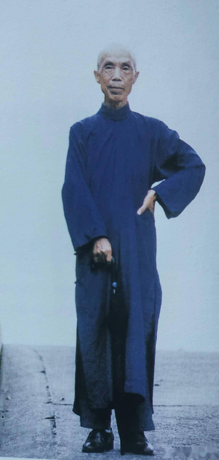 诗人周梦蝶:在人流中摆书摊,像一块凸出的顽石