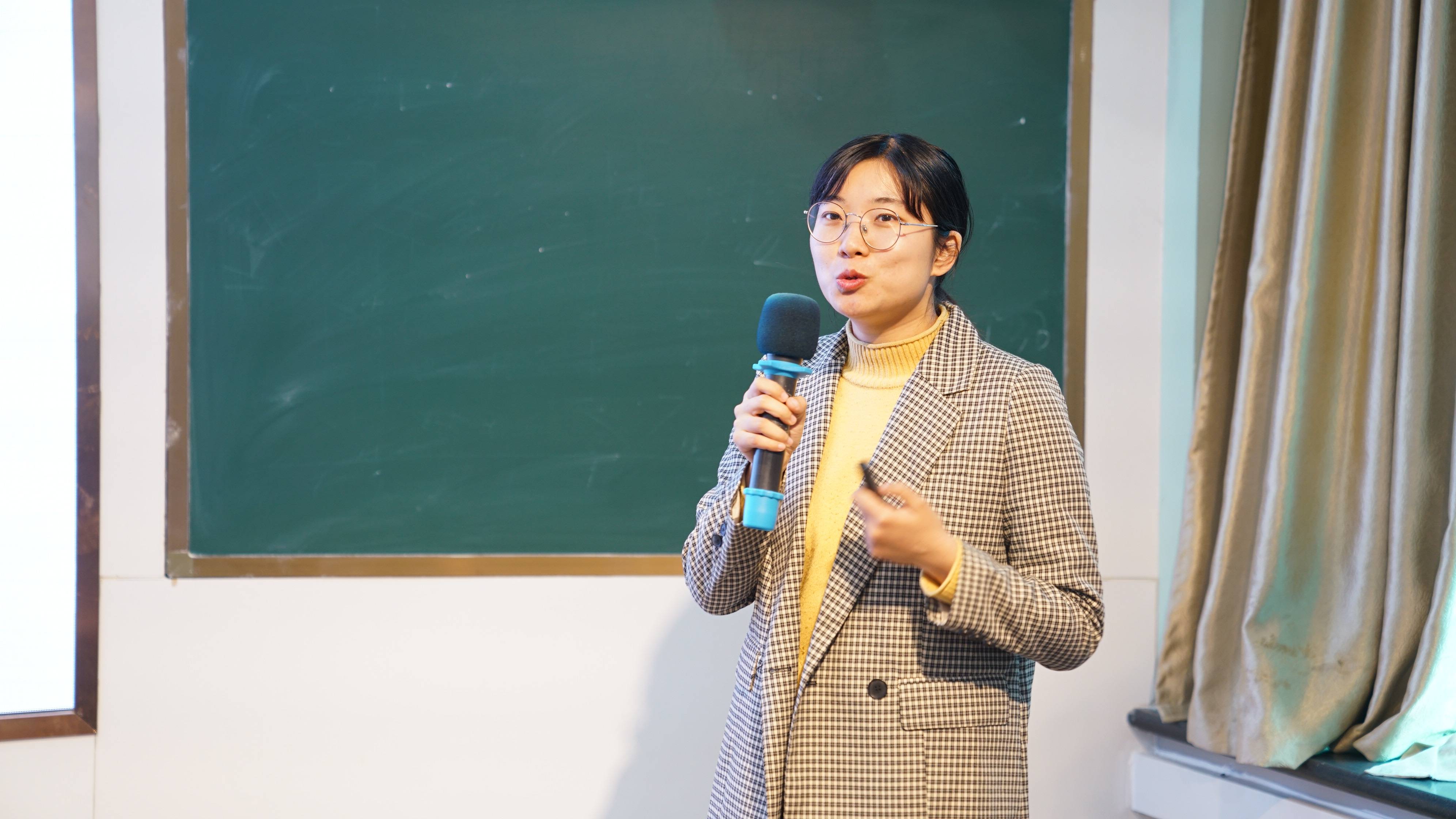 之后,山东大学附属中学张艺佩老师作为全市劳动教育优秀课例获奖代表