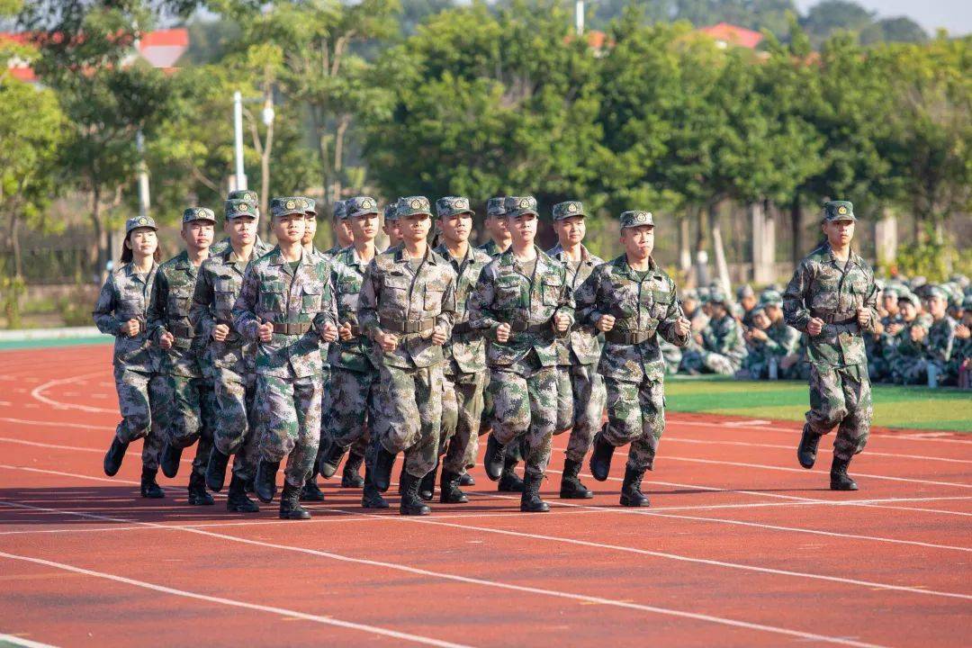 军训_军人_大学