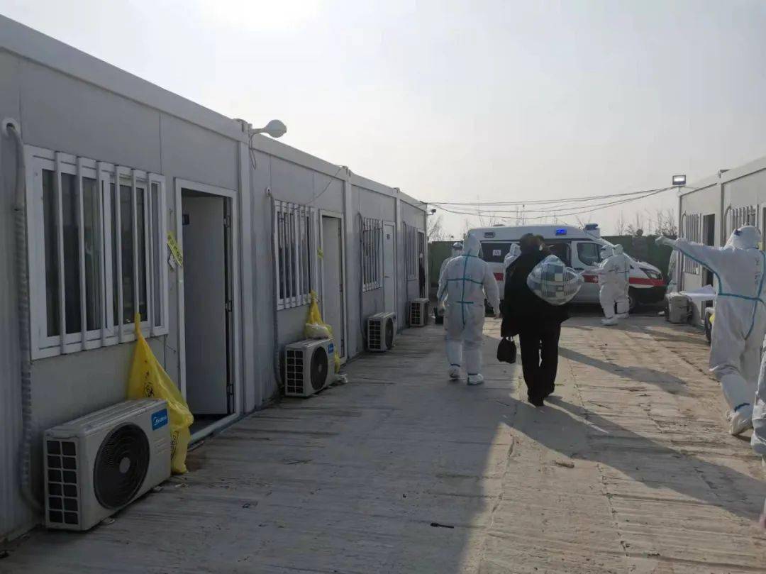 【现场】小编带您直击转运一线!_隔离_救护车_人员