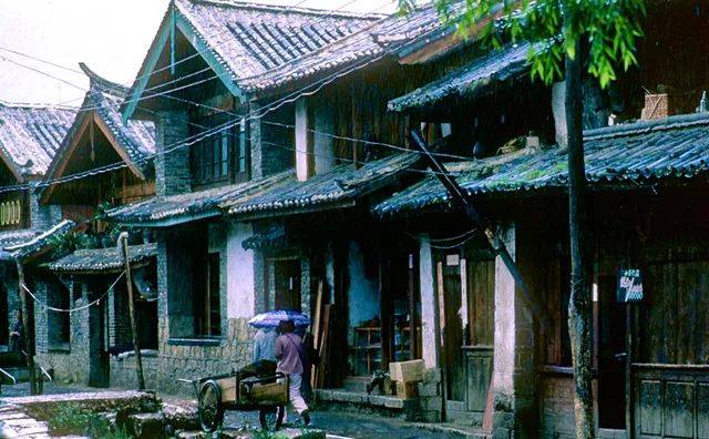 1987年丽江珍贵老照片:这才是真实古朴的丽江古城_历史_老奶奶_菜市场