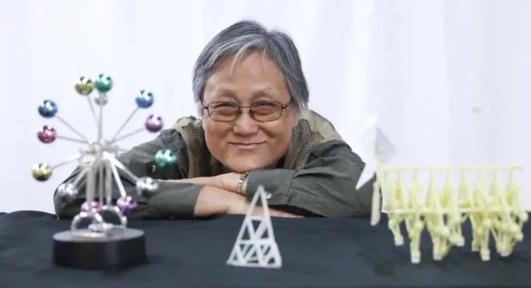 72岁硬核姥姥退休后走红，吸粉百万，真实身份曝光：她可不简单！