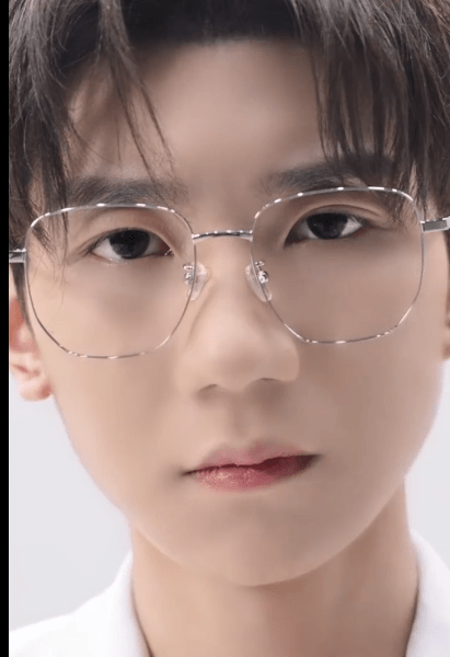 王源白色西装金丝眼镜扑面而来的贵气感怼脸镜头谁看不心动呢?