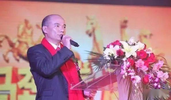 职位:深圳市鸿荣源企业发展(集团)有限公司董事长赖海民的前三十年,都