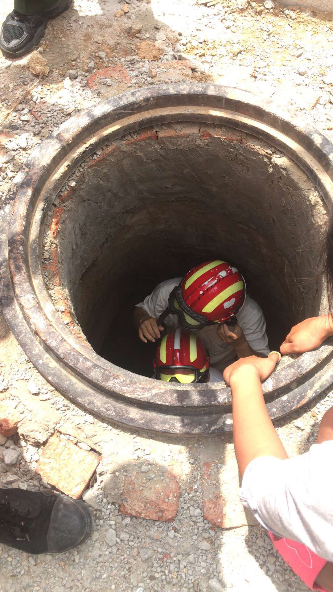 小女孩掉下水道 消防官兵成功救援