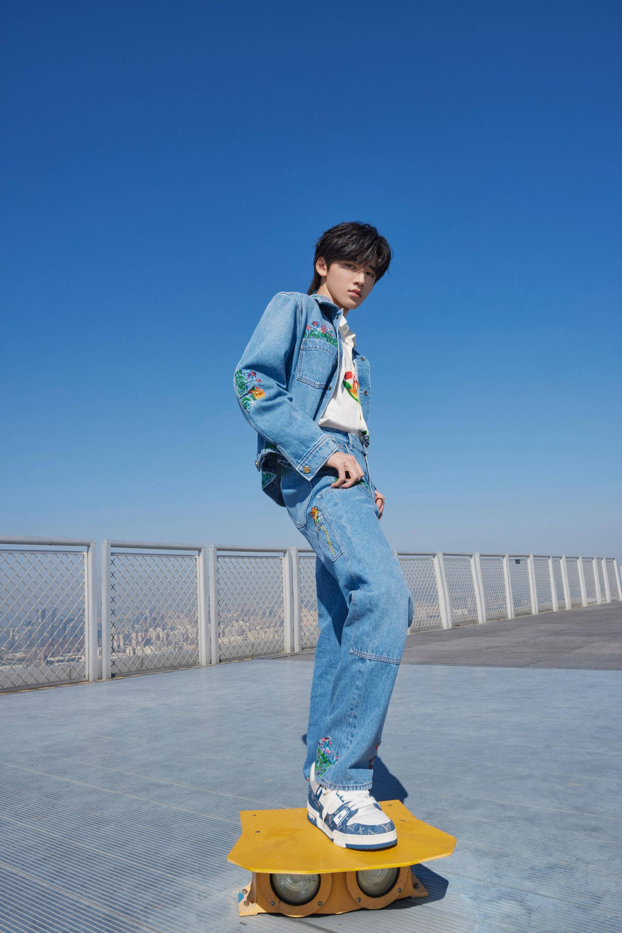 时代少年团最新时尚大片马嘉祺丁程鑫宋亚轩刘耀文张真源 那站满 严浩翔 贺峻霖