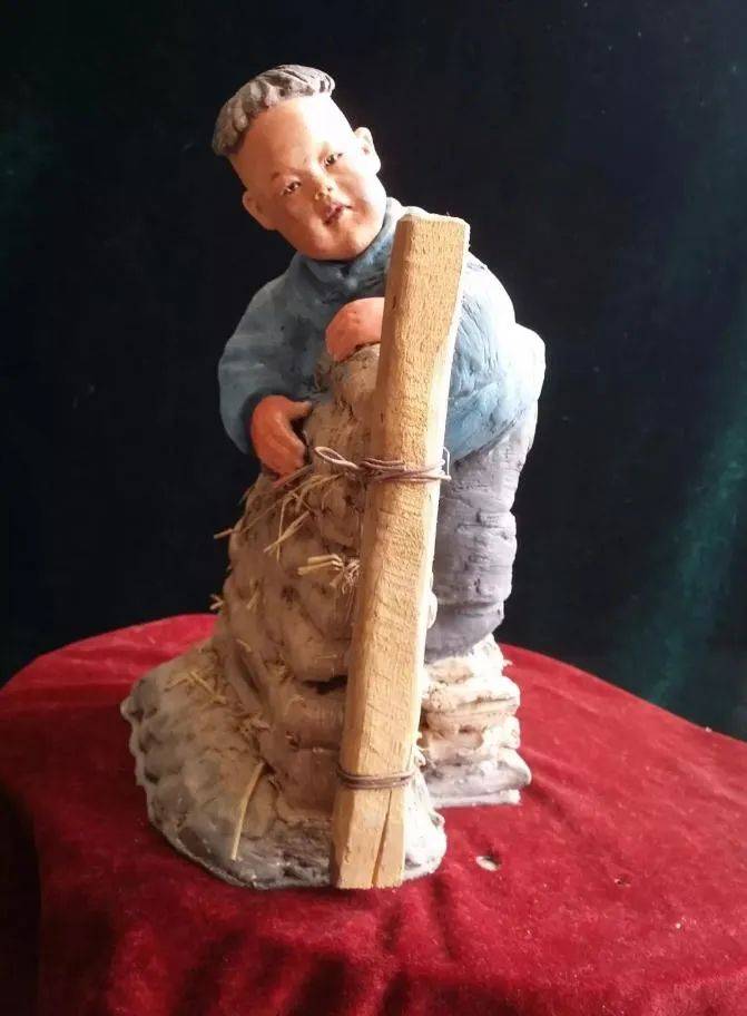 在天津也有位泥塑大师,他做的泥人形象逼真,栩栩如生,而且他还有项