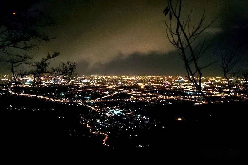 鬼笑石位于北京香山鬼见愁的东南部,为一块突出山体的大石头.