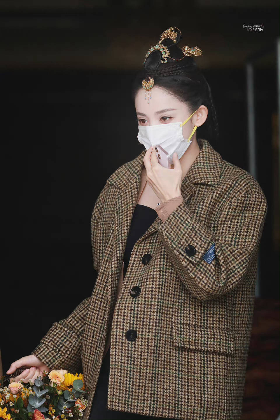 娜扎风起西州杀青饭拍图,娜扎好漂亮,口罩都挡不住的美貌