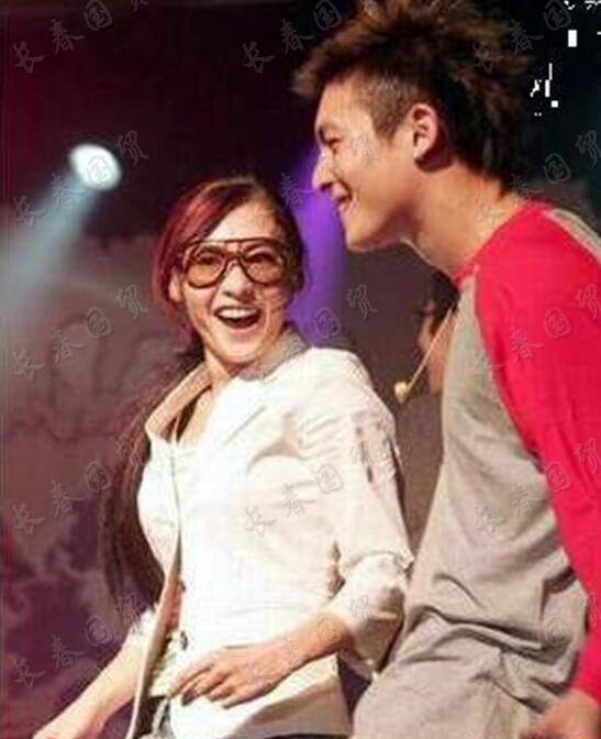 张柏芝陈冠希早年亲密合影照曝光俊男美女笑得开心