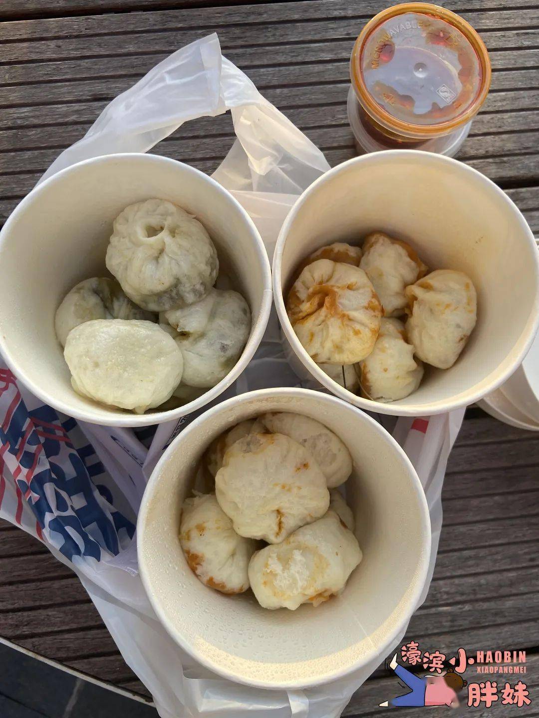 这家的三款包子中小胖妹更推荐香菇酱肉包薄皮上浸满了汤汁一口咬