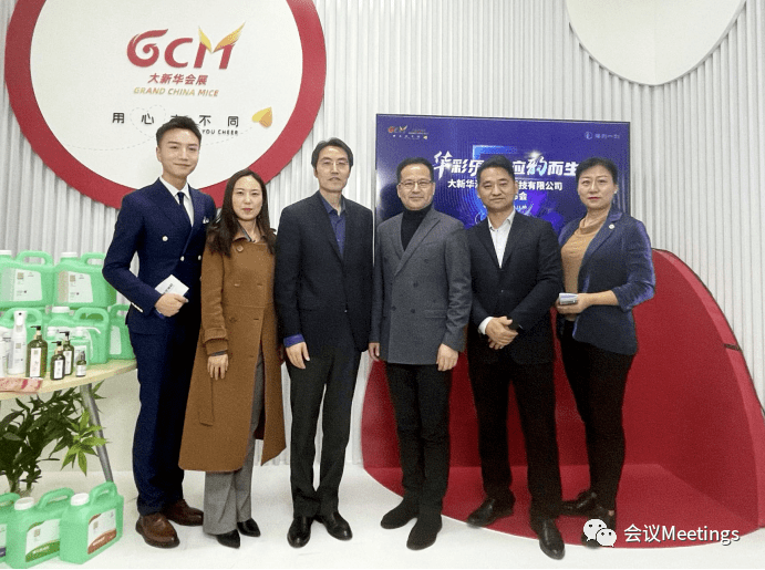 会上,大新华会展董事长兼大新华海韵董事长倪晖,海韵一剑总经理李晶