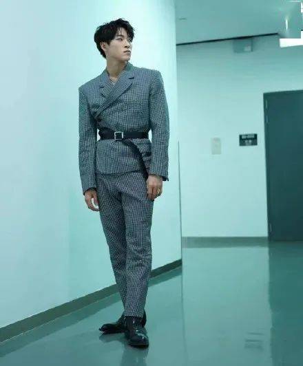 西裤 不论多冷，一进屋就恢复辣妹风