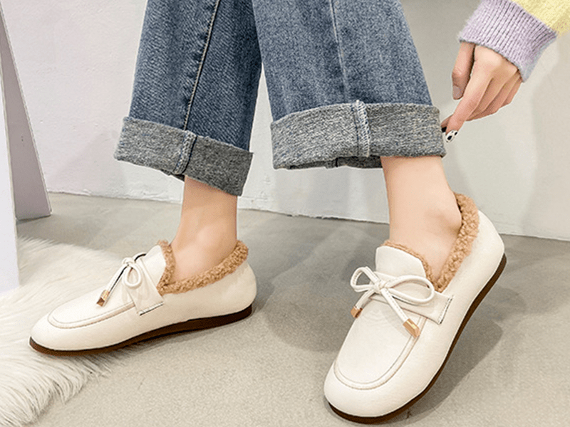 脚背 连续霸榜几年的马丁靴也该退位了吧！？这双保暖又软萌的乐福毛毛鞋才是今冬新秀！