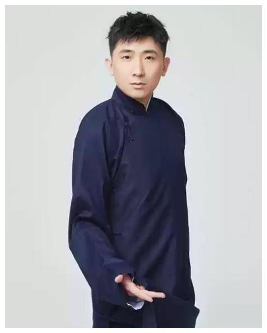 尚九熙向张卫健介绍传统相声,谈吐大方得体,郭德纲没有看错他