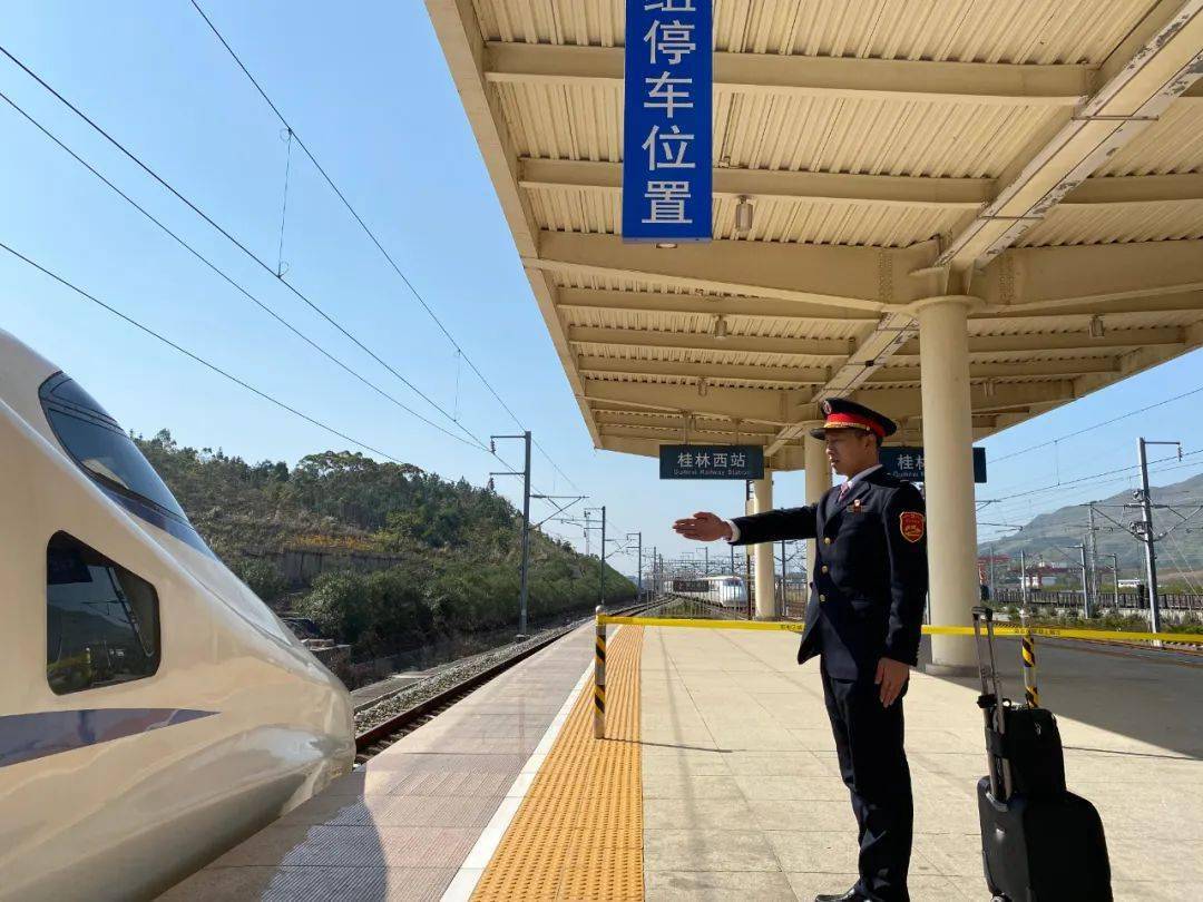 邓新文是柳州机务段桂林动车车间动车组司机,他时刻牢记手中闸把的