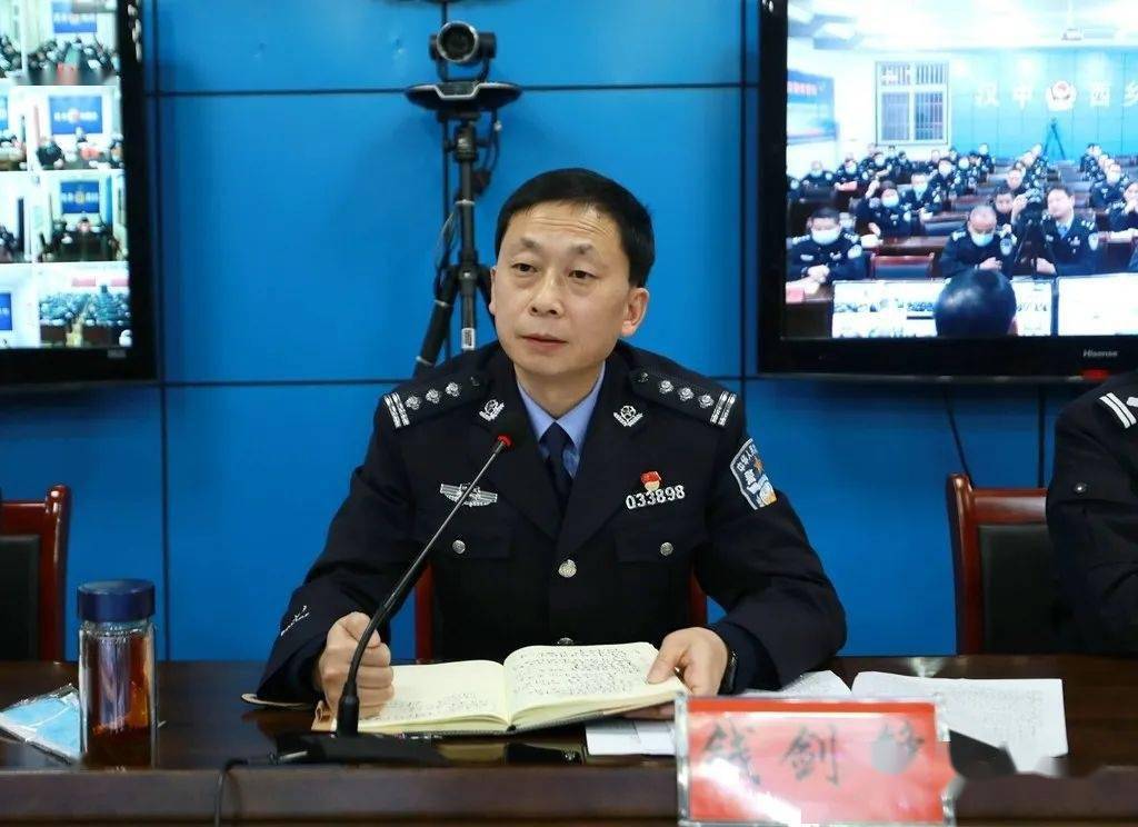 副县长,公安局党委书记,局长,督察长钱剑锋带领全体民警重温了《公安