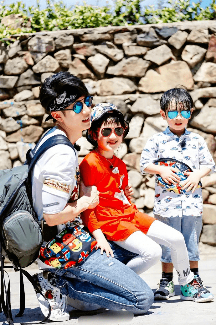 陈小春|吴尊晒《爸爸去哪儿5》聚会照！三家人窝在沙发看节目，孩子们都长高了