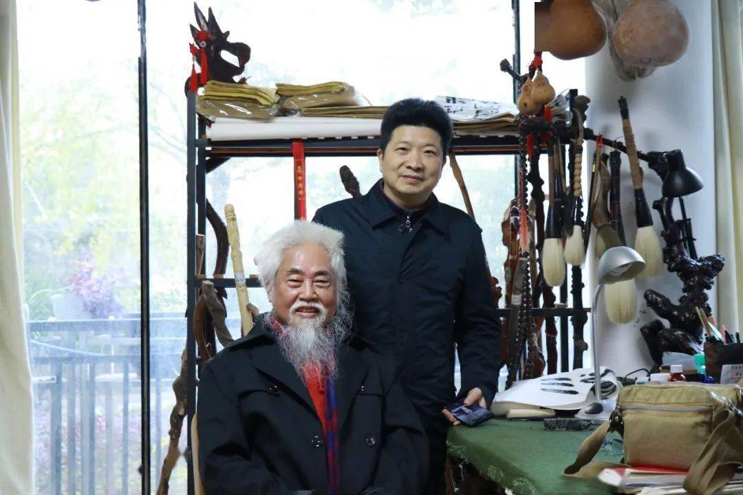 九十七岁著名书法家王超尘校友向学校赠送多本书法作品集