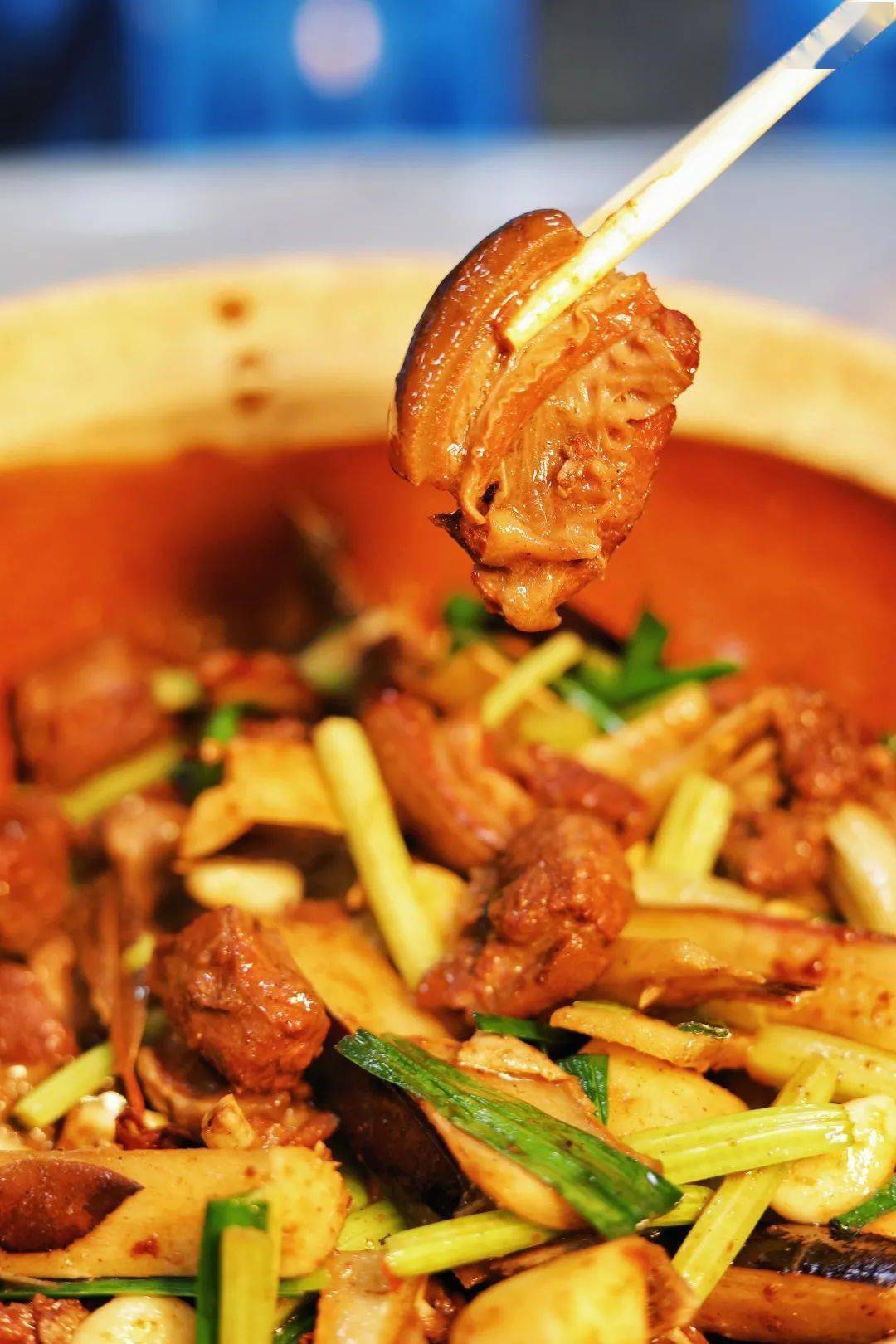 荔枝柴火烤鸡1只(约3斤)干锅羊肉1份(2选一)烤大虾.