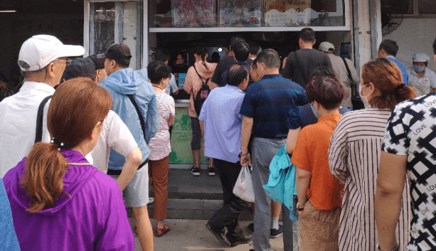 徐州这家早餐店太火了,吃饭10分钟排队半小时,不拼桌吃不上