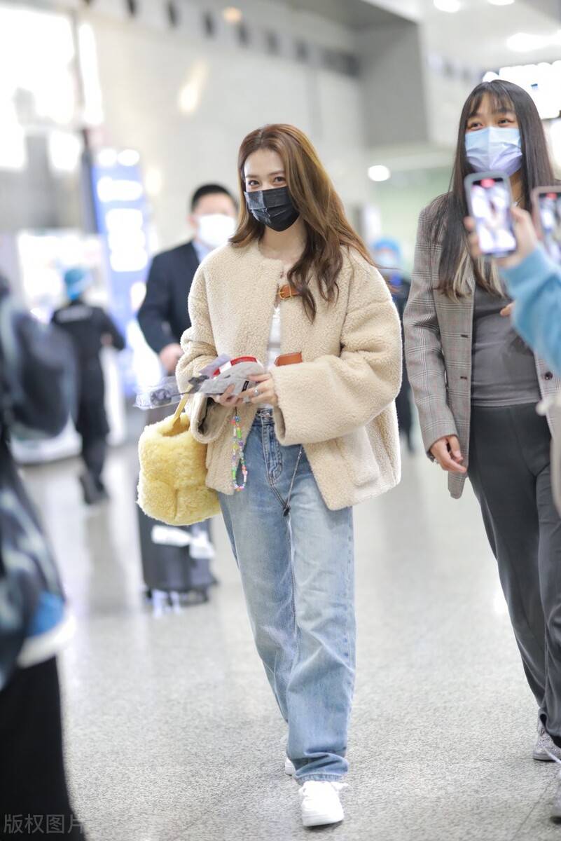 徐璐穿羊羔绒外套搭配牛仔裤,脚踩白色运动鞋简约时尚