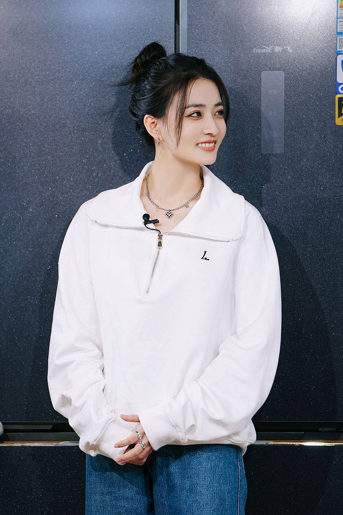 徐璐丸子头编发造型灵动俏皮 秀厨艺遛狗狗魅力十足