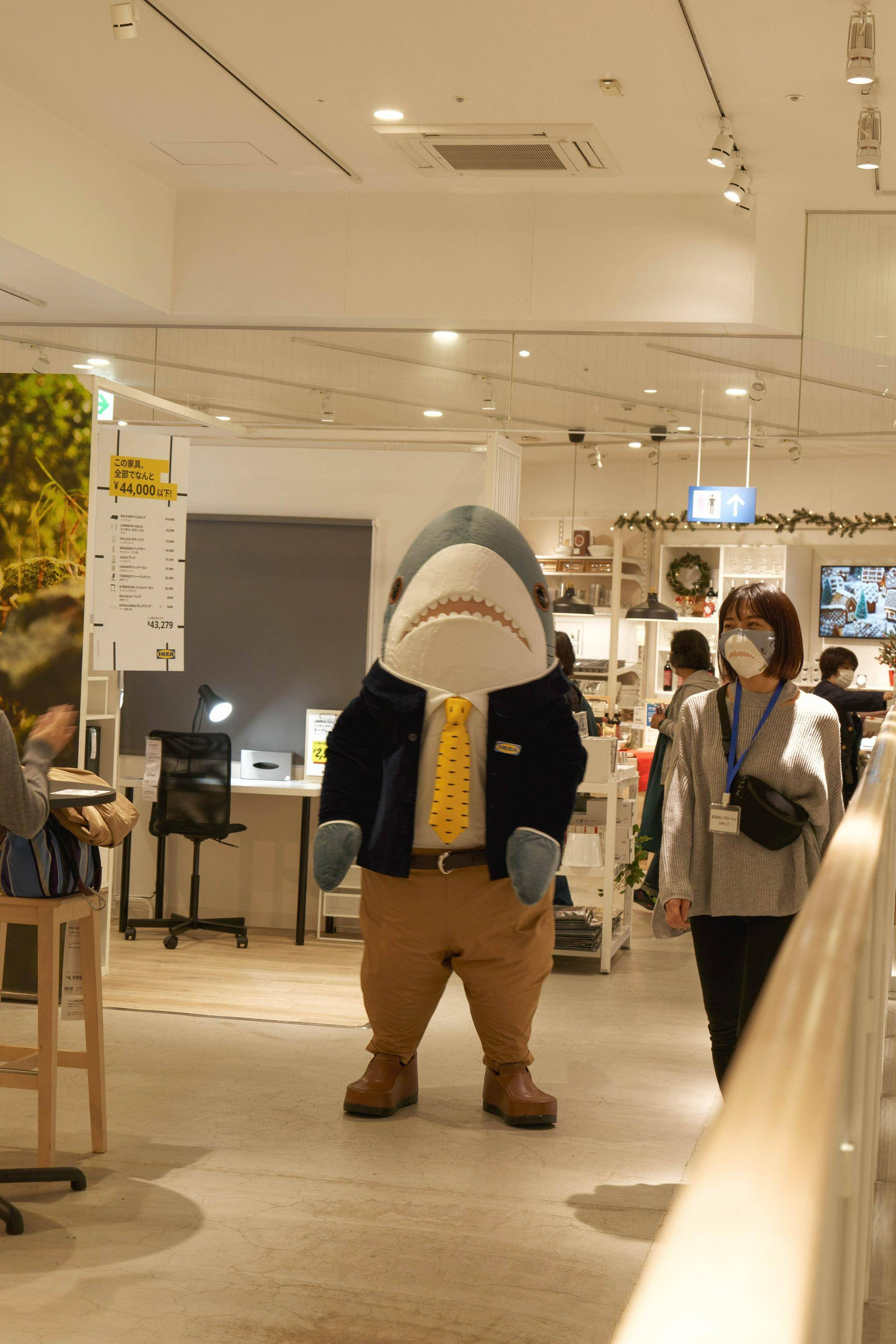 在原宿的宜家出现的鲨鱼先生w