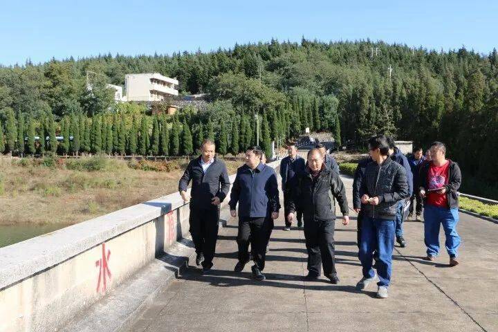 张钧到越州镇调研指导河长制工作_保护_曲靖市_群众