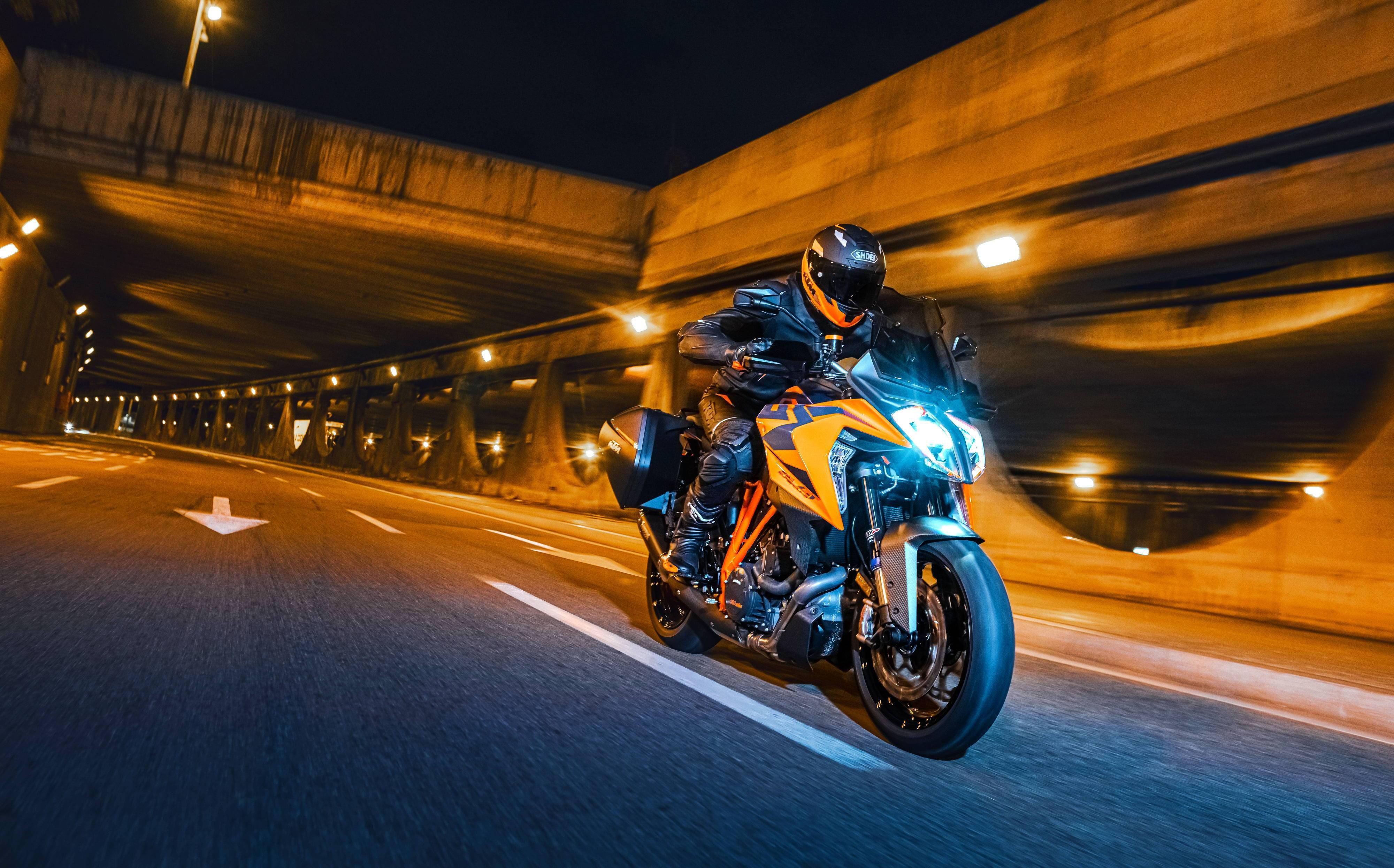 ktm 2022 运动旅行车 1290 super duke gt 户外特写