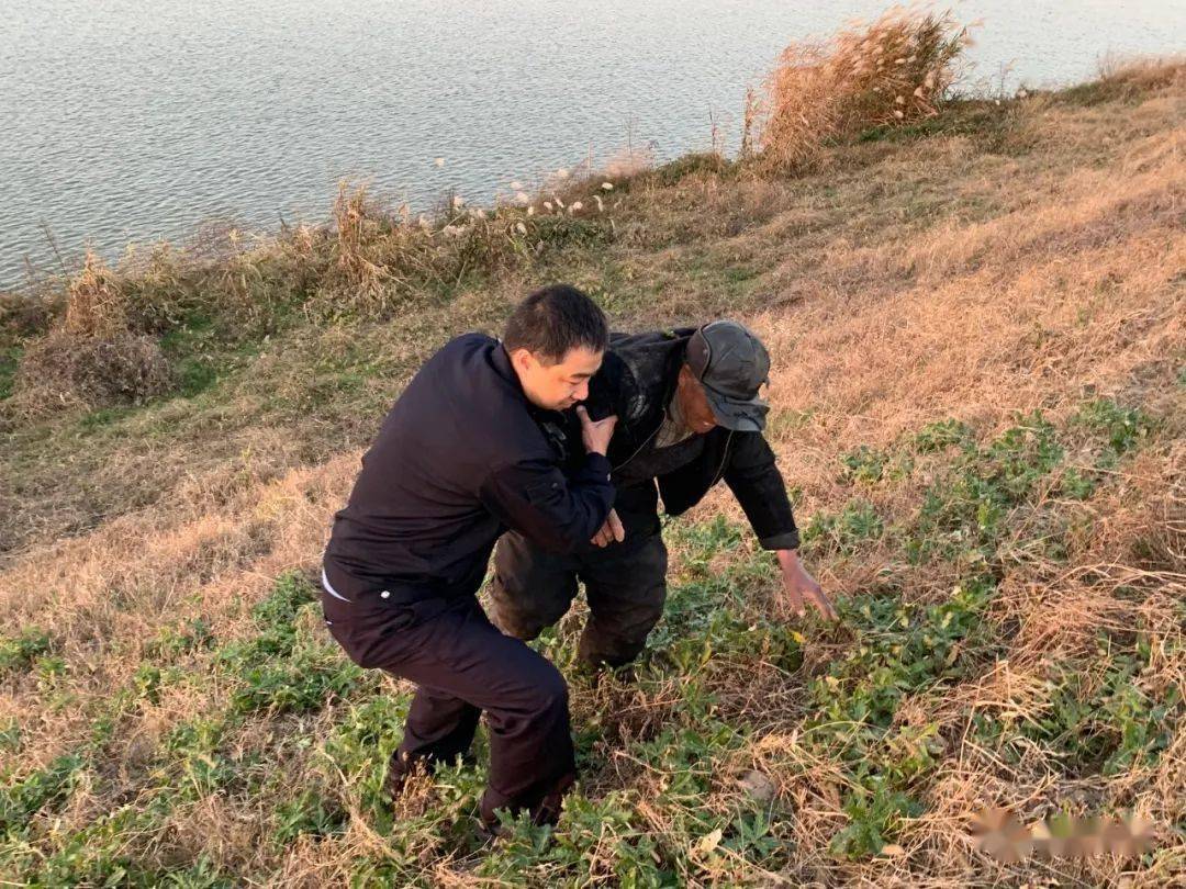 高邮一老汉驾驶三轮车摔入高邮湖中._菱塘_天长_胡学宝