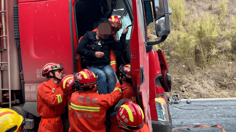 融水這裡兩車迎頭相撞雙雙爆頭成廢鐵司機