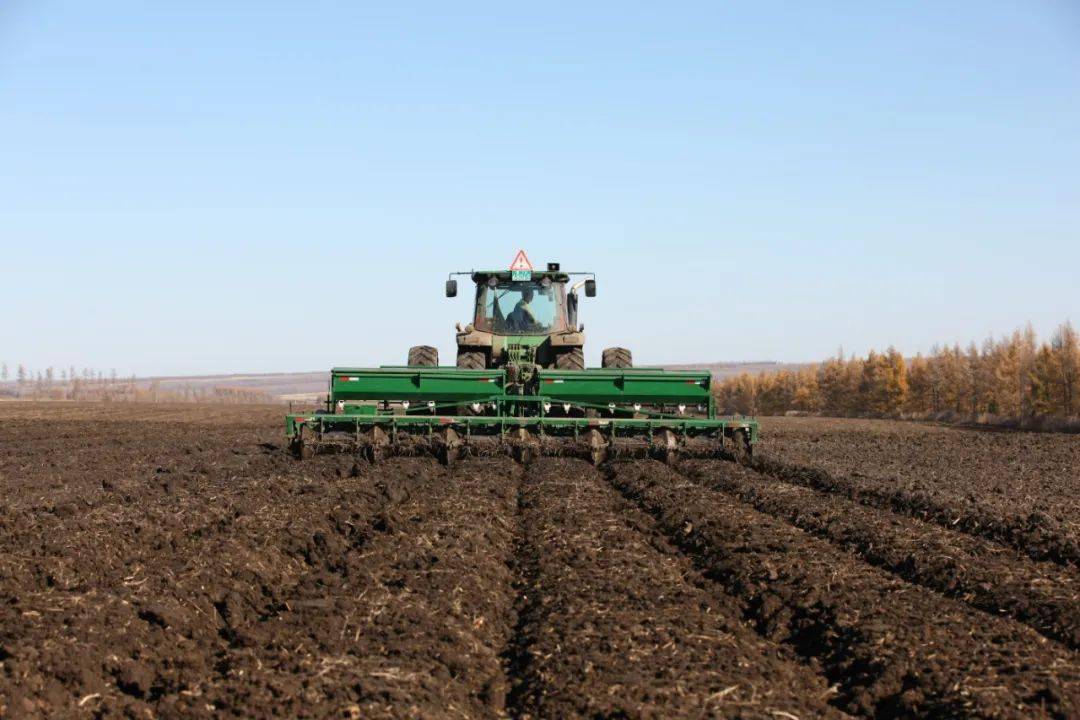 黑土耕层厚度与作物生产力有着直接关系,一厘米黑土表层消失,会导致