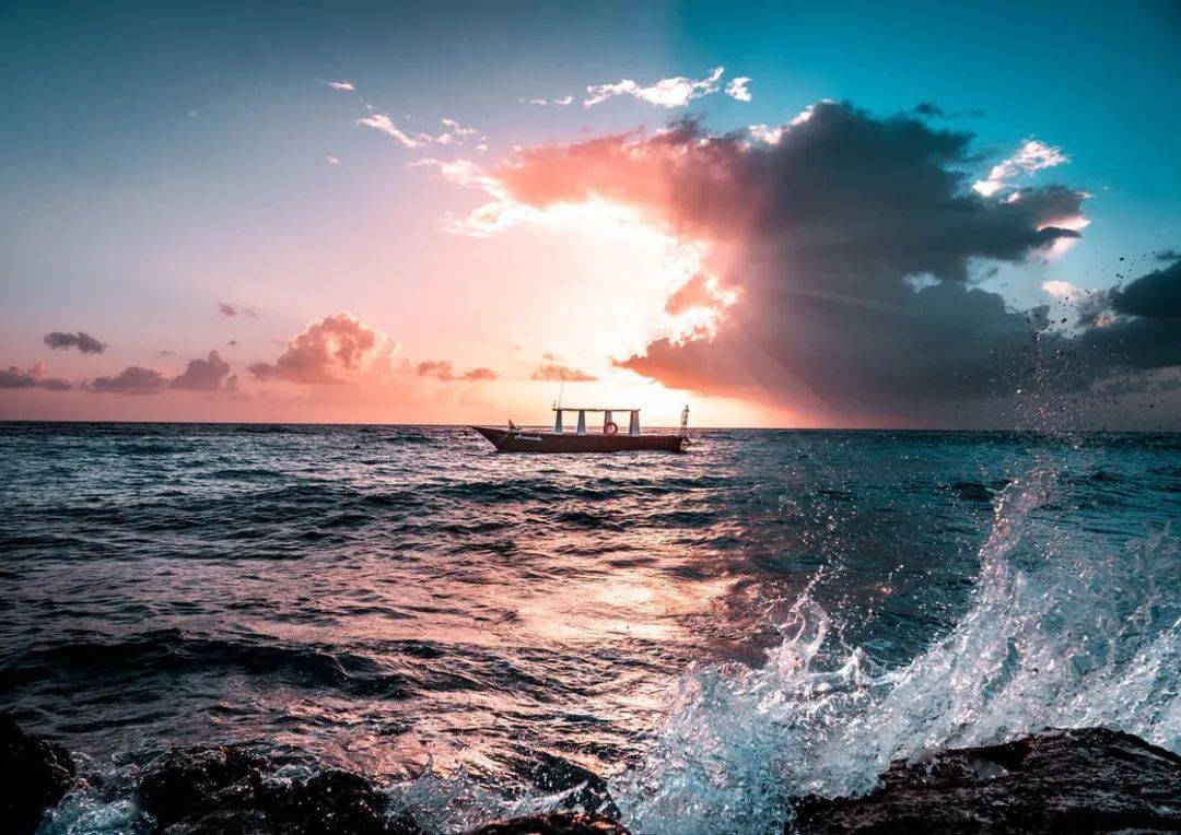 远眺大海光明的水面丨胡桑