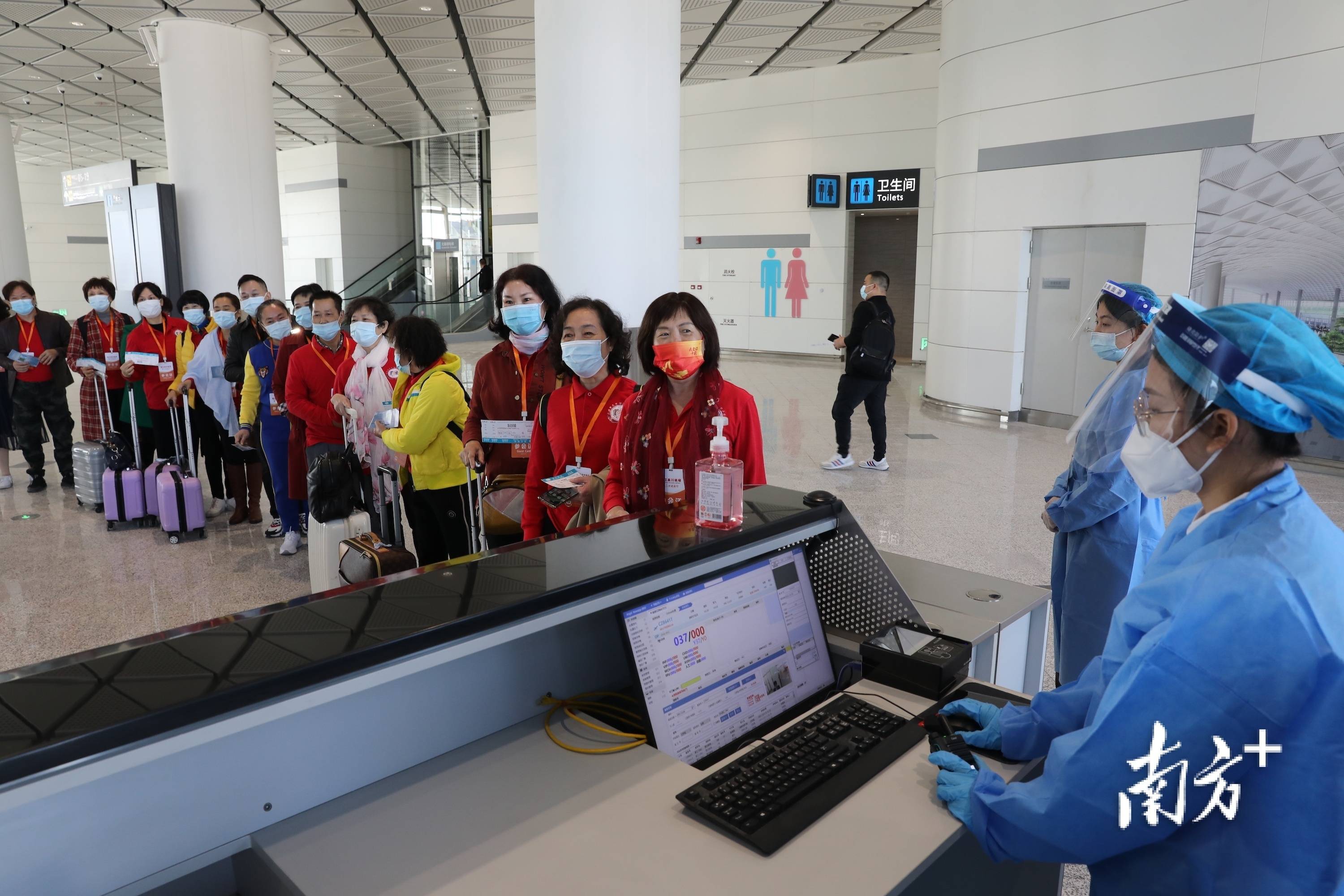 口小南随机采访了几名旅客,旅客均表示登机体验流程顺畅,机场服务人性