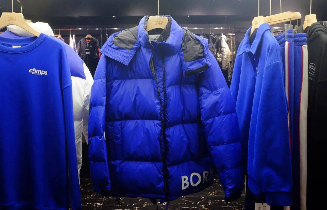 born champs 蓝色羽绒服