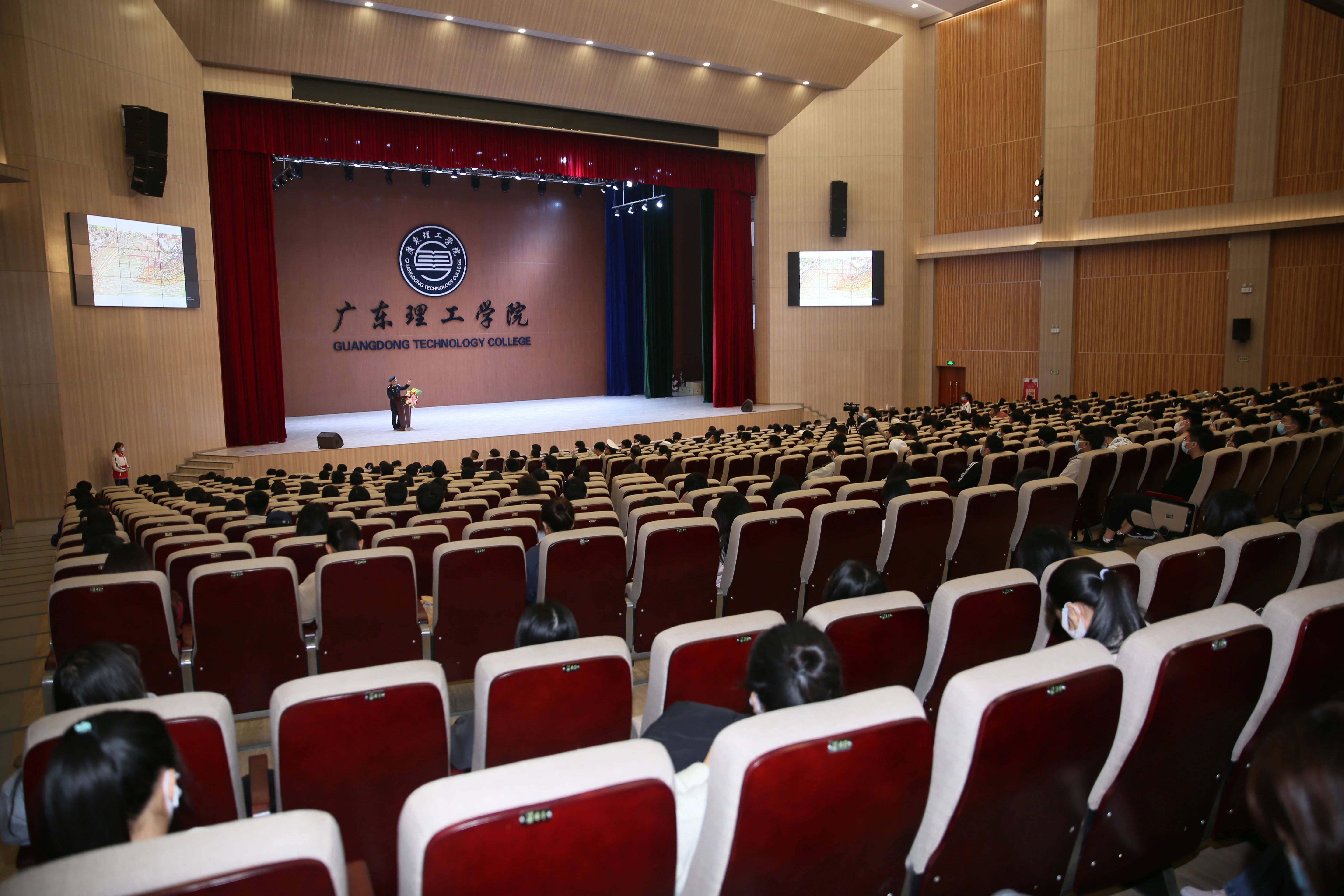 在广东理工学院礼堂举行的安全交通宣誓仪式中,一声声铿锵有力的誓词