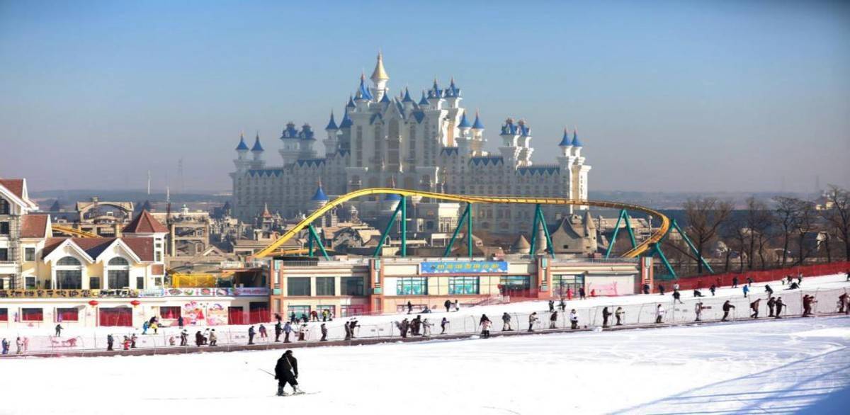 沈抚示范区推出丰远热高乐园冰雪大世界等嬉冰玩雪特色活动.