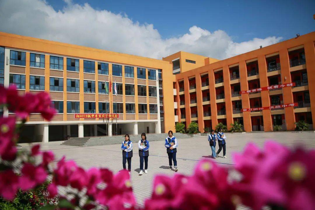 四川省汉源县第一中学始创于1824年(清道光四年),由崃山书院,发展