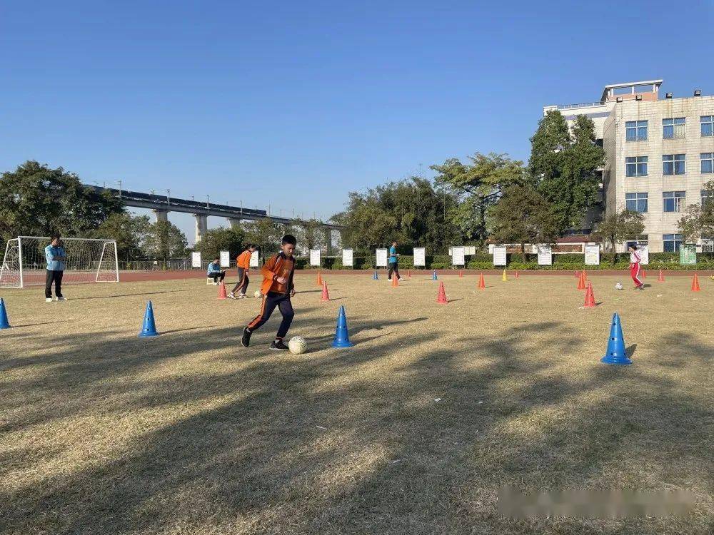 【立人濟世,品質二小】足球繞杆運球技能大賽展特長