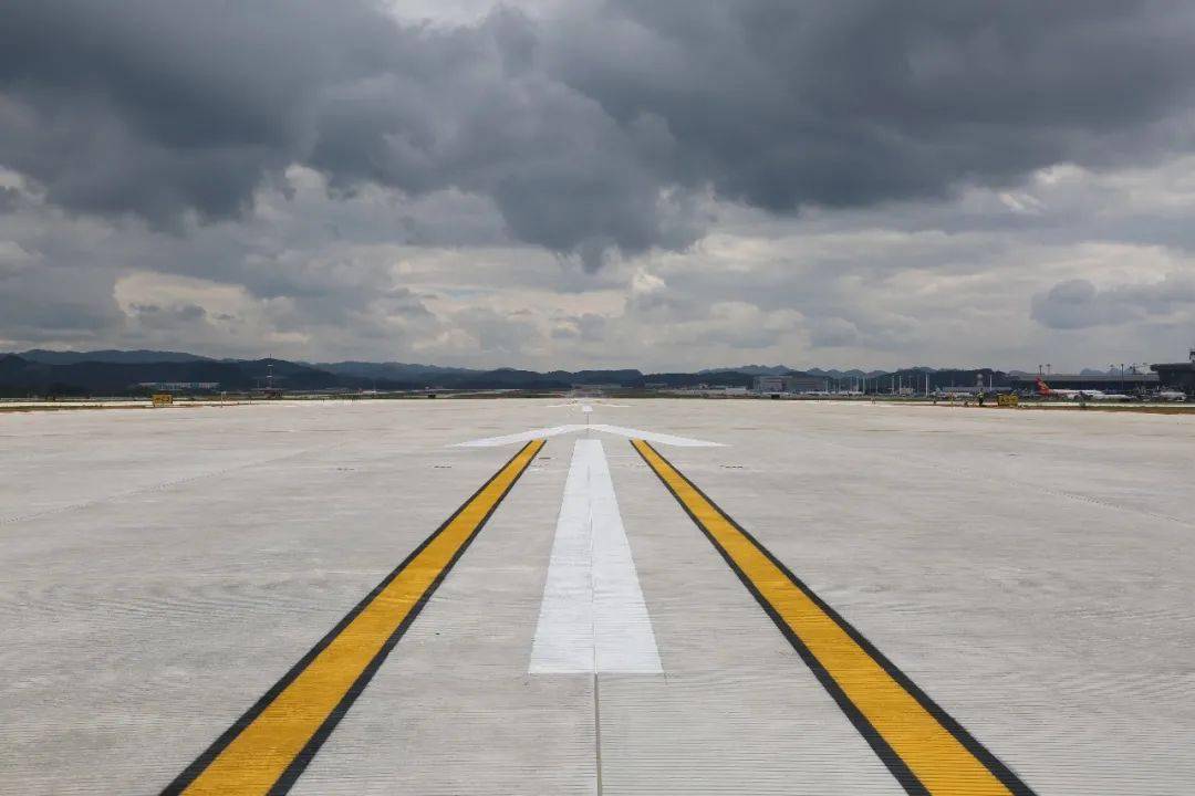 左起右落来了贵阳机场正式启用双跑道