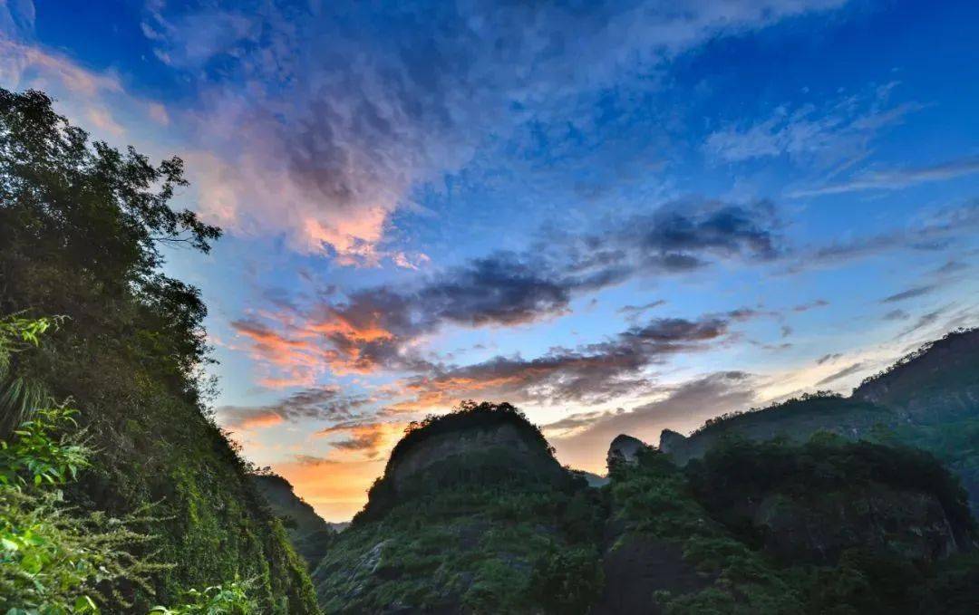 武夷山登高—天游峰,朱熹故里,品尝当地特色茶宴,小吃,乘九曲溪竹筏