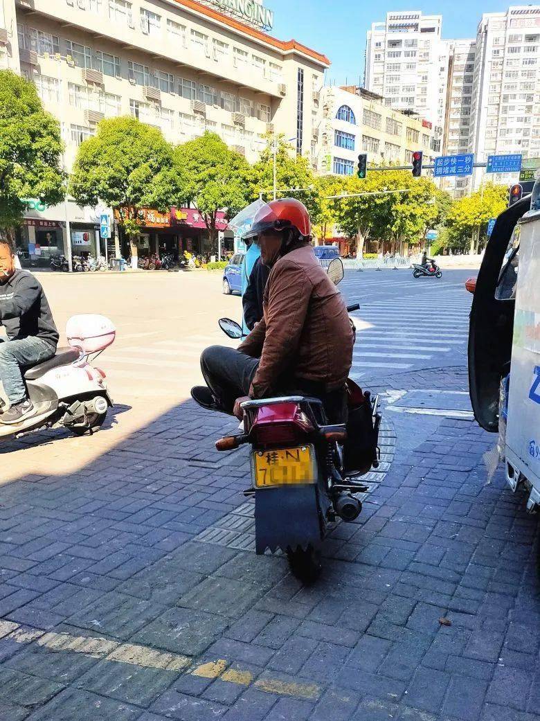 街拍丨钦州"最后"一批摩的佬,已经老了!你有多少年没有帮衬过了?