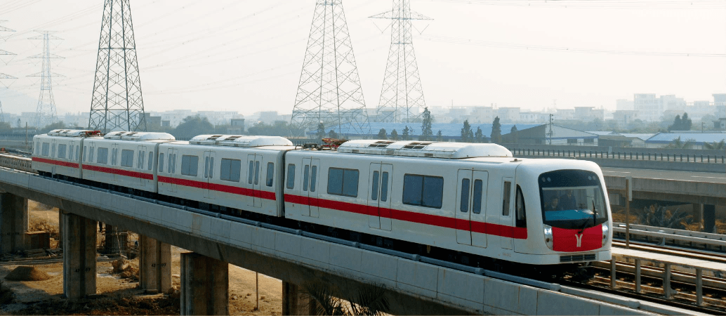 图为2005年11月27日,我国首列直线电机地铁车辆在中车四方股份公司