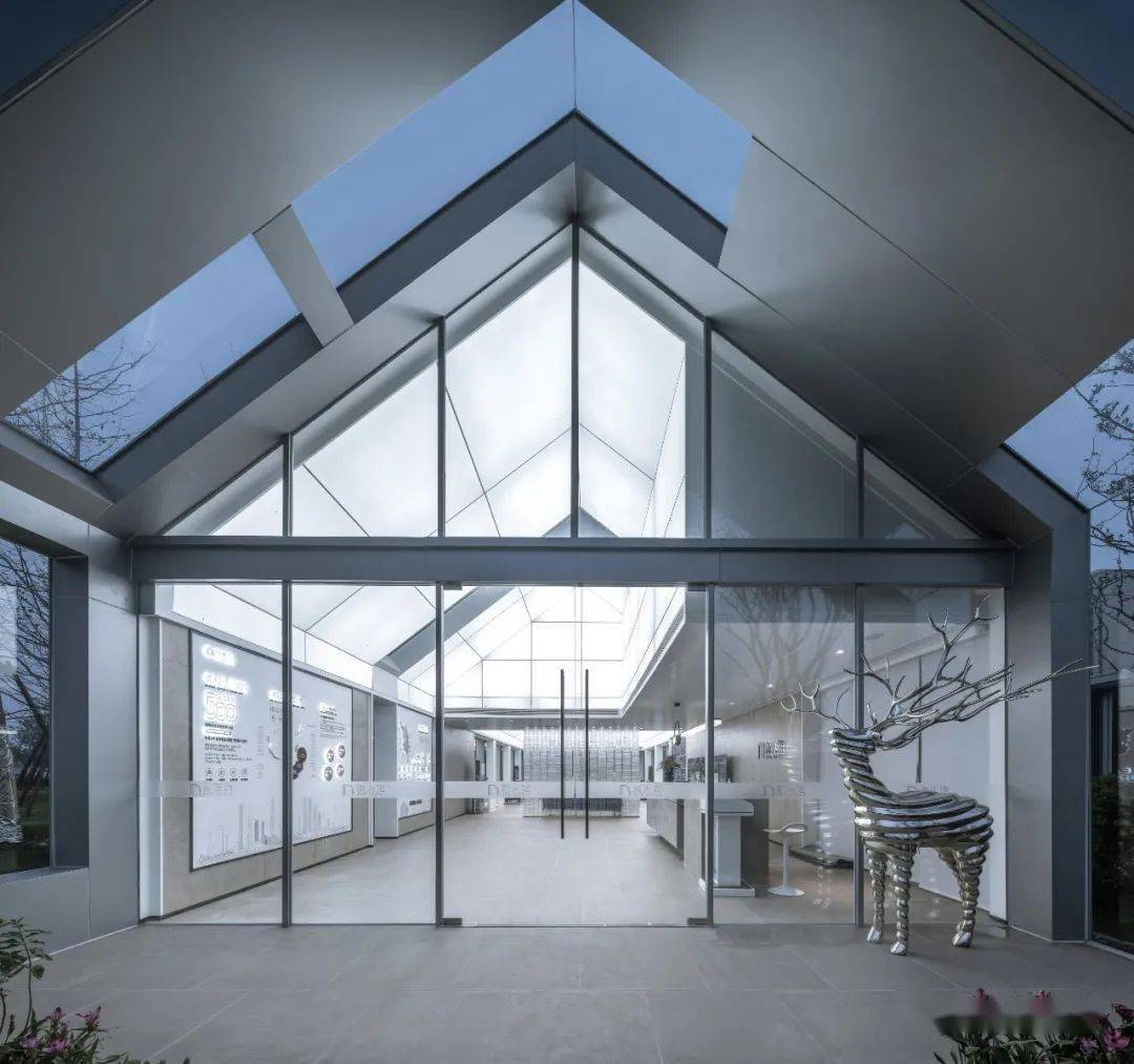 入口灰空间章鱼见筑