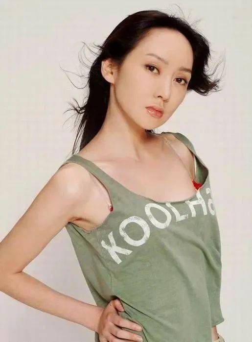 她发表了作为周鹏的第一张专辑《自己美》也是这一年担任歌曲《江山颂