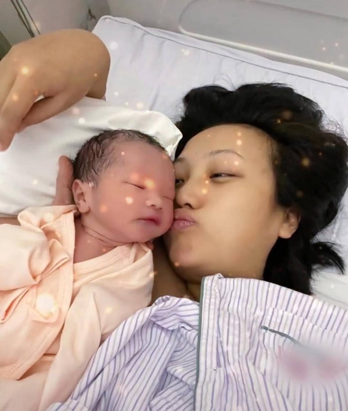 主持人杜沁怡产子!产后坐轮椅还被老公抱上车,曾是赵忠祥搭档