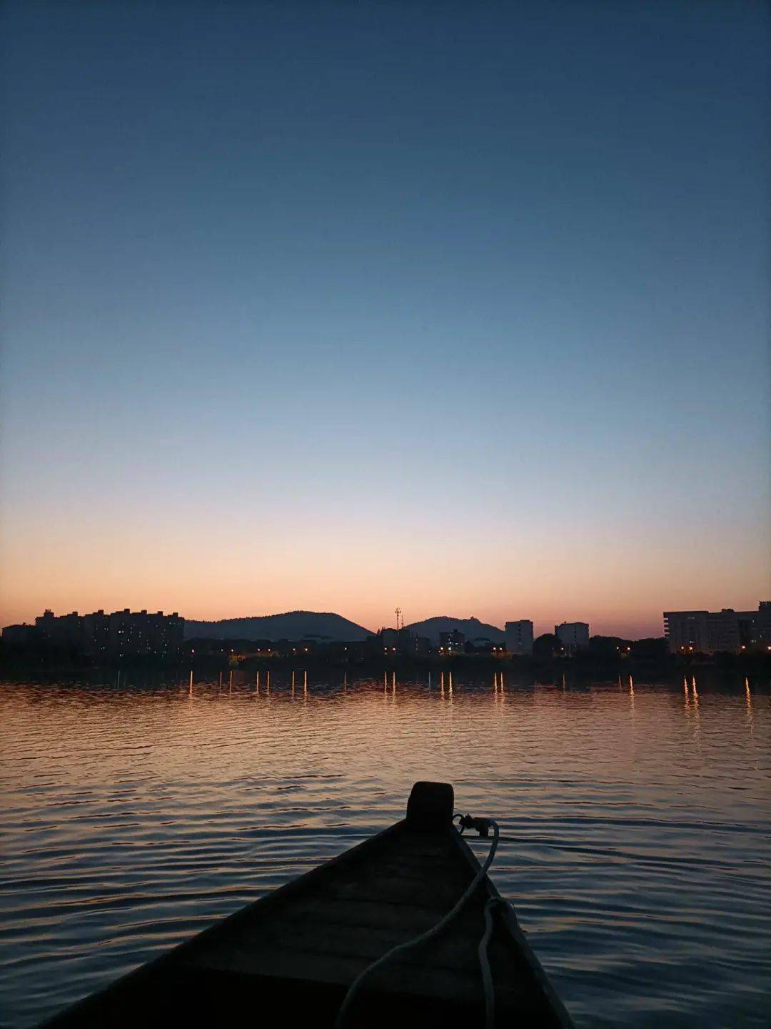 《波光粼粼新日升》吾名隊100紅日初升,其道大光,河出伏流,一瀉汪洋.